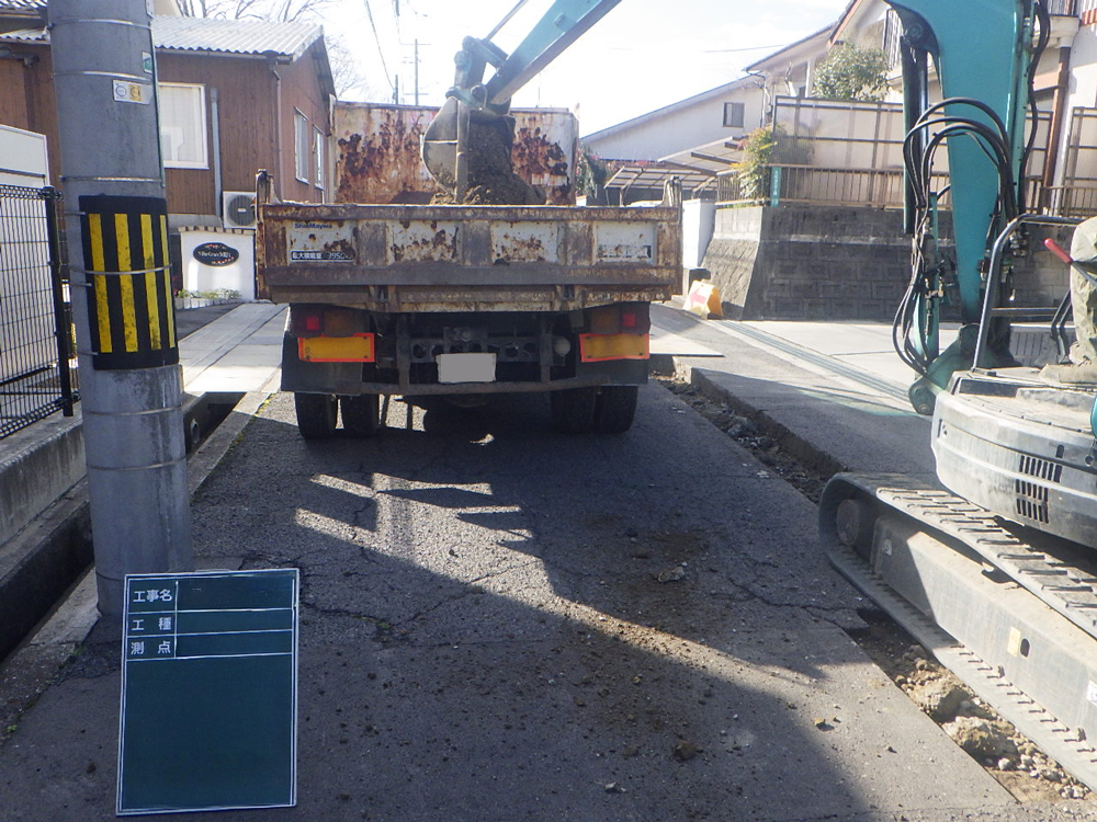 住宅前で設備工事を行っている写真