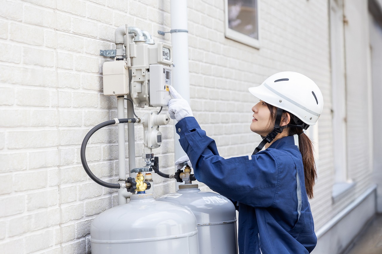 ガス設備の点検を行うスタッフ