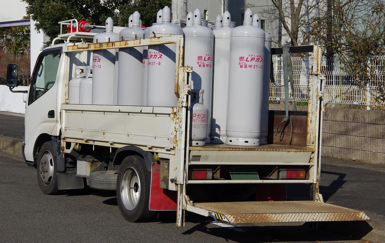 LPガスボンベを積載した配送車両