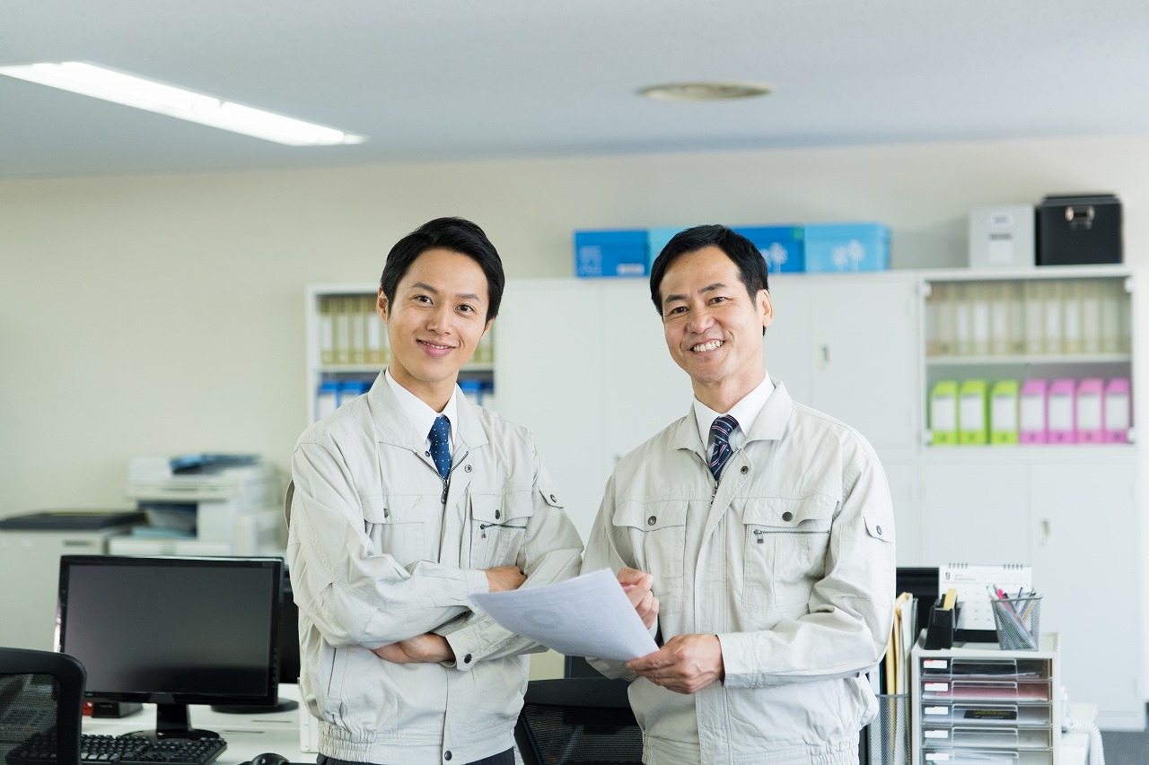 男性2名が笑顔の写真