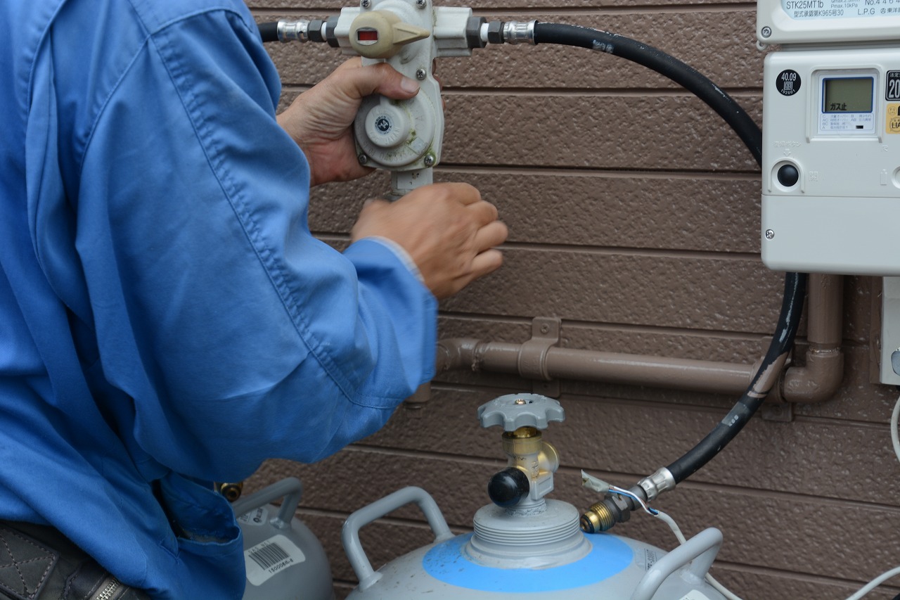 LPガスメーターと配管部分の点検を行う作業風景