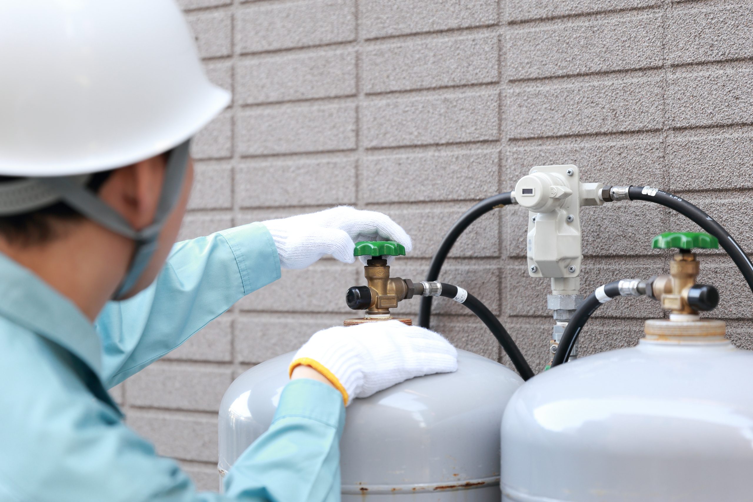 ガス設備の点検作業を行うスタッフ