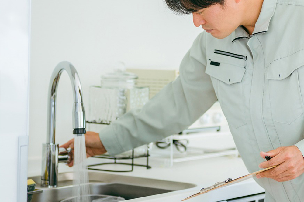 水道点検をしているスタッフ