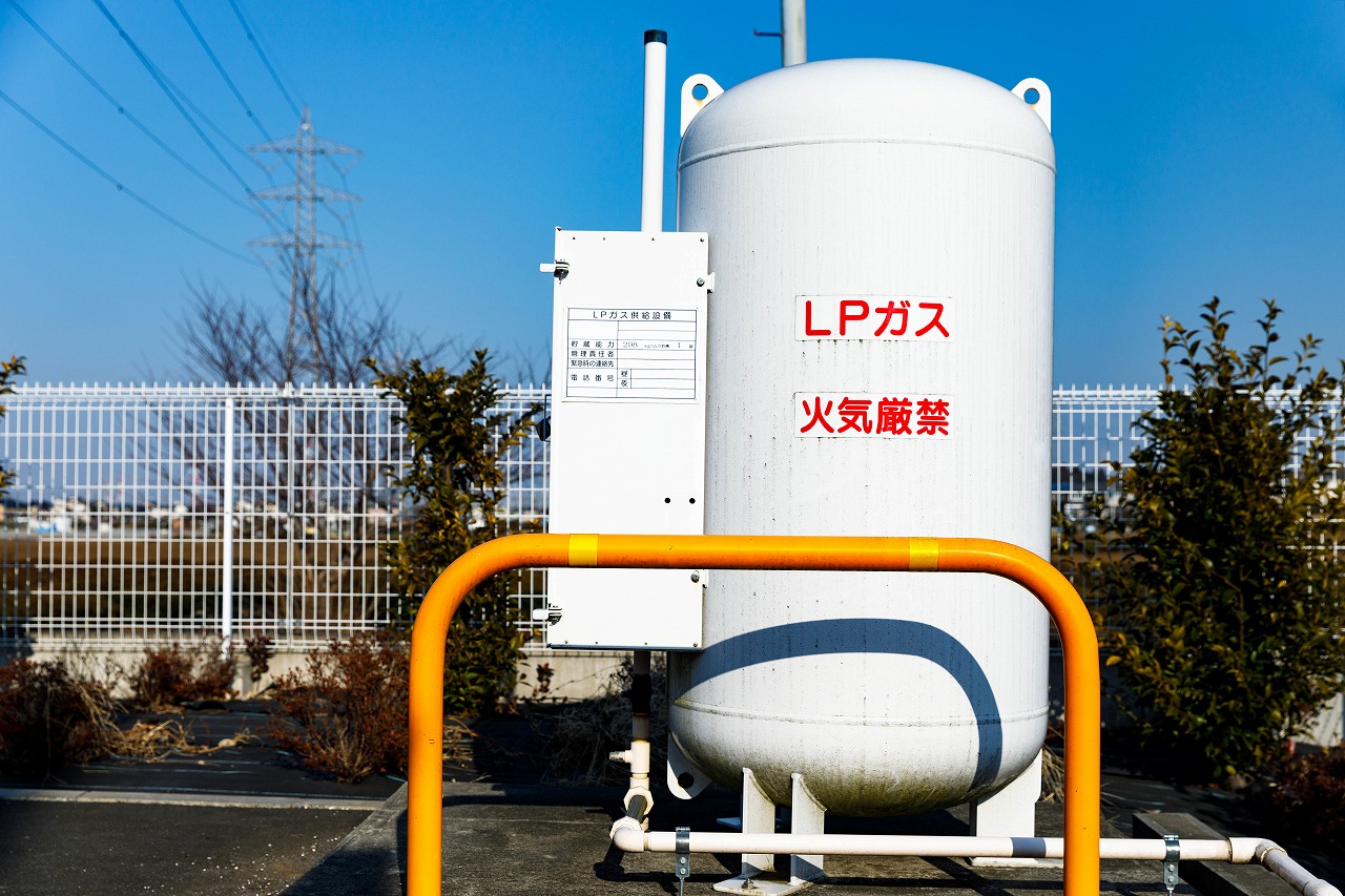 屋外に設置されたLPガスの貯槽設備