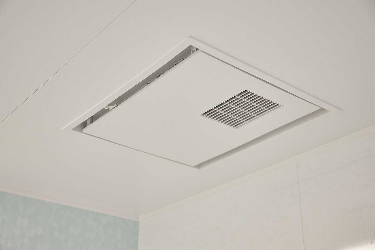 浴室内に設置された天井換気設備の様子
